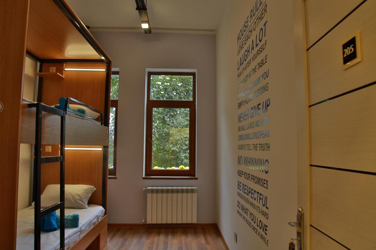 Central Hostel Şǝki Bagian luar foto