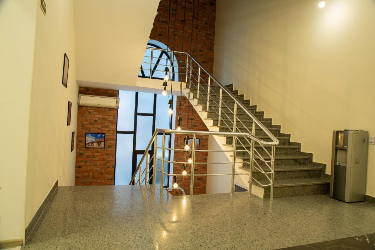Central Hostel Şǝki Bagian luar foto