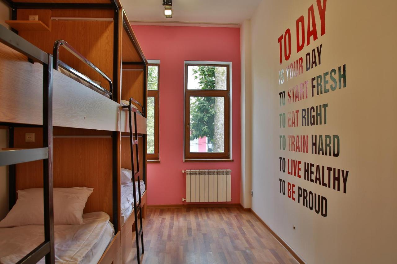 Central Hostel Şǝki Bagian luar foto
